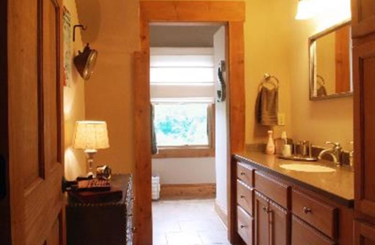 Shirley's 3* Roanoke